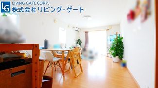 【居間・リビング】 | 笛吹市石和町井戸 オール電化H18年築中古住宅 大型建物 | 18帖・南に面する広く明るいリビング