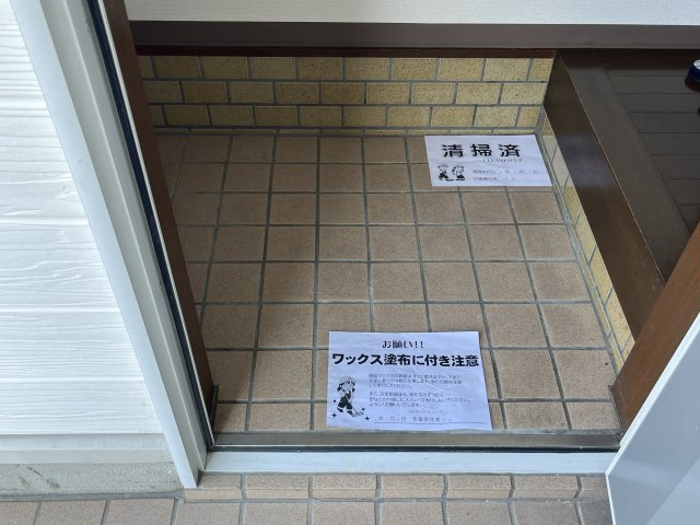 金川マンションの玄関