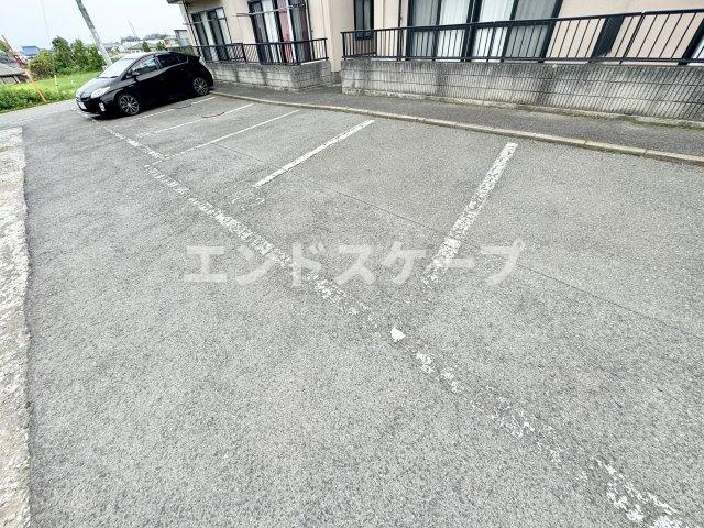 エトワールBの駐車場|高崎、前橋、伊勢崎エリアのお部屋探しはエンドスケープまで！お客様の理想お聞かせ下さい♪