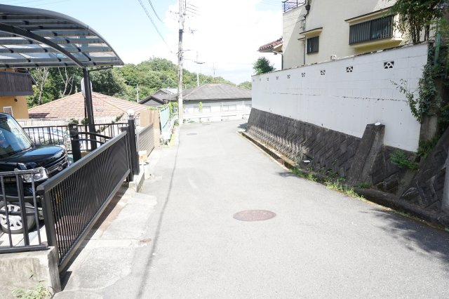 中古戸建　四條畷市緑風台（平成6年築）の前面道路含む現地写真