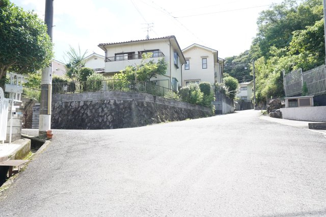 中古戸建　四條畷市緑風台（平成6年築）の前面道路含む現地写真