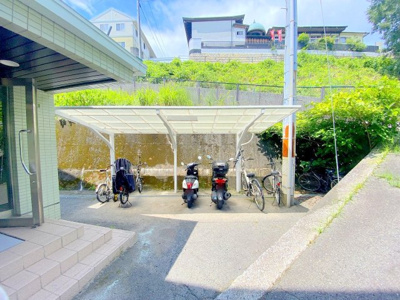【その他共用部分】 | グリーンハイツアサダ | 駐輪場は屋根付きですので、雨の日も困りません