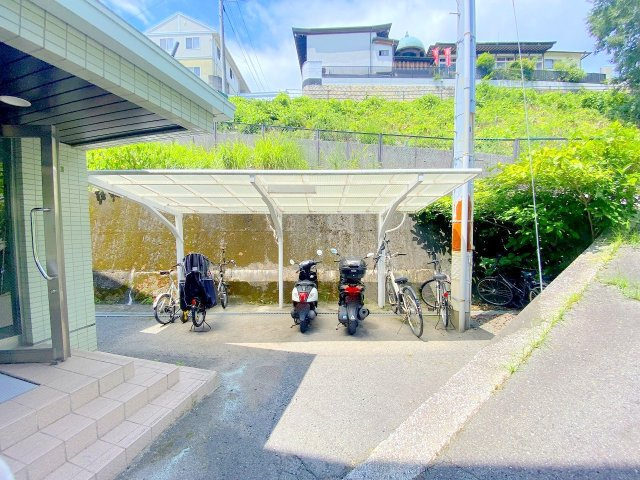 【その他共用部分】 | グリーンハイツアサダ | 駐輪場は屋根付きですので、雨の日も困りません