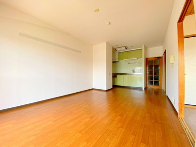 【居間・リビング】 | グリーンハイツアサダ | リビングは12帖と広々しております