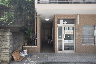 【エントランス】 | お客様を、そして住人を出迎えてくれるマンションのエントランス。ゴミが落ちていないことからも、管理状態の良さや住民の節度の高さが見て取れます。～即日のご見学可能～　お問合せはお気軽にどうぞ。