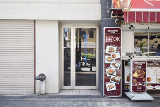 【エントランス】 | お客様を、そして住人を出迎えてくれるマンションのエントランス。ゴミが落ちていないことからも、管理状態の良さや住民の節度の高さが見て取れます。～即日のご見学可能～　お問合せはお気軽にどうぞ。