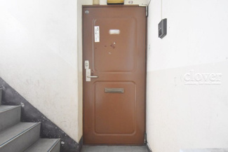 【その他共用部分】 | 皆様をお迎えする、お部屋の玄関ドア。開けやすさや開放角度、ドアノブの操作しやすさや鍵の形状などを、現地で一度ご確認ください。～即日のご見学可能～　お問合せはお気軽にどうぞ。
