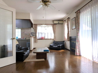 【居間・リビング】 | 東金市田間　中古戸建 | スーパー村の市場徒歩1分 JR東金線東金駅徒歩約14分 都市ガス上下水４LDK 暖炉付き駐車3台可能