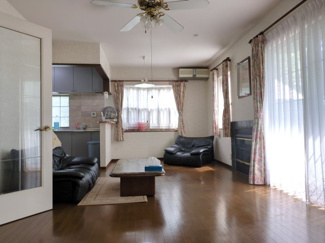 【居間・リビング】 | 東金市田間　中古戸建 | スーパー村の市場徒歩1分 JR東金線東金駅徒歩約14分 都市ガス上下水４LDK 暖炉付き駐車3台可能