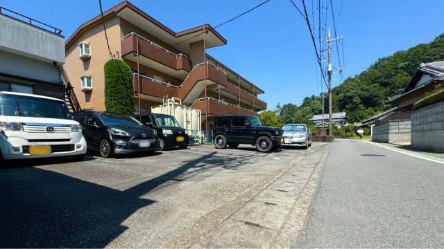 マンション名倉の駐車場