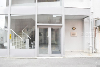 【エントランス】 | お客様を、そして住人を出迎えてくれるマンションのエントランス。ゴミが落ちていないことからも、管理状態の良さや住民の節度の高さが見て取れます。～即日のご見学可能～　お問合せはお気軽にどうぞ。
