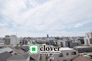 【展望】 | 眼前に広がる空の雄大さと、このお部屋の自慢の一つである「眺望」をご覧ください。毎日、この景色を独り占めできる新生活に夢が広がります。～即日のご見学可能～　お問合せはお気軽にどうぞ。