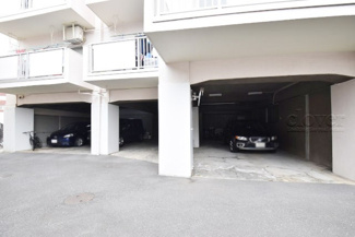【駐車場】 | マンションの駐車場スペース。空きの有無や駐車料金、サイズ規定などについては、改めてお問い合わせください。～即日のご見学可能～　お問合せはお気軽にどうぞ。