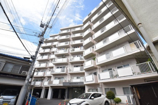 【外観】 | 私たち不動産業スタッフは、よく「いい面構えの建物です」「雰囲気ありますねえ」という言葉を使いますが、当マンションもまさにそのような姿で佇んでいます。～即日のご見学可能～　お問合せはお気軽にどうぞ。