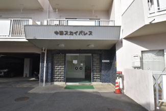 【エントランス】 | マンションの正面エントランス。出入りする人間を癒してくれるマンション入り口であり、その建物の「顔」でもあります。～即日のご見学可能～　お問合せはお気軽にどうぞ。