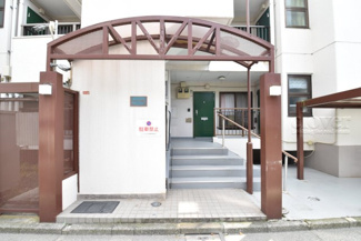 【エントランス】 | お客様を、そして住人を出迎えてくれるマンションのエントランス。ゴミが落ちていないことからも、管理状態の良さや住民の節度の高さが見て取れます。～即日のご見学可能～　お問合せはお気軽にどうぞ。