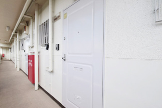 【その他共用部分】 | 皆様をお迎えする、お部屋の玄関ドア。開けやすさや開放角度、ドアノブの操作しやすさや鍵の形状などを、現地で一度ご確認ください。～即日のご見学可能～　お問合せはお気軽にどうぞ。
