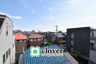 【展望】 | 眼前に広がる空の雄大さと、このお部屋の自慢の一つである「眺望」をご覧ください。毎日、この景色を独り占めできる新生活に夢が広がります。～即日のご見学可能～　お問合せはお気軽にどうぞ。
