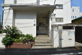 【エントランス】 | お客様を、そして住人を出迎えてくれるマンションのエントランス。ゴミが落ちていないことからも、管理状態の良さや住民の節度の高さが見て取れます。～即日のご見学可能～　お問合せはお気軽にどうぞ。

