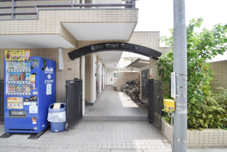 【エントランス】 | お客様を、そして住人を出迎えてくれるマンションのエントランス。ゴミが落ちていないことからも、管理状態の良さや住民の節度の高さが見て取れます。～即日のご見学可能～　お問合せはお気軽にどうぞ。