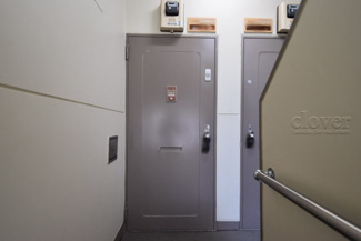 【その他共用部分】 | 皆様をお迎えする、お部屋の玄関ドア。開けやすさや開放角度、ドアノブの操作しやすさや鍵の形状などを、現地で一度ご確認ください。～即日のご見学可能～　お問合せはお気軽にどうぞ。