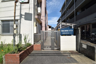【エントランス】 | お客様を、そして住人を出迎えてくれるマンションのエントランス。ゴミが落ちていないことからも、管理状態の良さや住民の節度の高さが見て取れます。～即日のご見学可能～　お問合せはお気軽にどうぞ。