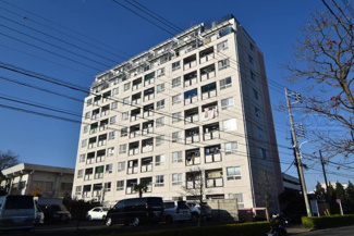 【外観】 | 青空によく映える建物です。手入れの行き届いた外壁やマンション正面エントランスなど、綺麗な姿をぜひ一度、現地にてご覧ください。～即日のご見学可能～　お問合せはお気軽にどうぞ。
