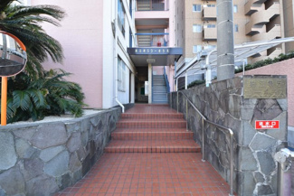 【エントランス】 | お客様を、そして住人を出迎えてくれるマンションのエントランス。ゴミが落ちていないことからも、管理状態の良さや住民の節度の高さが見て取れます。～即日のご見学可能～　お問合せはお気軽にどうぞ。
