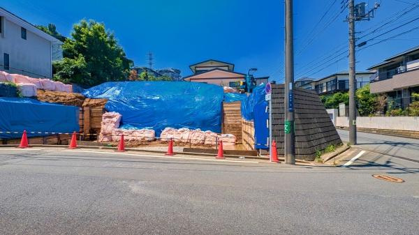 横浜市青葉区梅が丘の新築一戸建の前面道路含む現地写真|角地に付き開放感◎