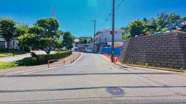 横浜市青葉区梅が丘の新築一戸建の前面道路含む現地写真|車通りが少ない為、小さなお子様にも安心です。
是非一度、現地へ起こしください。

