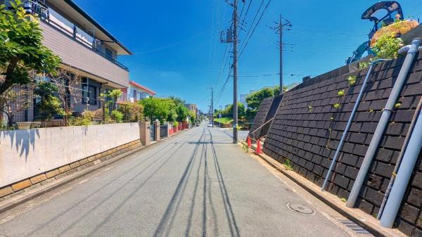 横浜市青葉区梅が丘の新築一戸建の前面道路含む現地写真|同仕様物件のご案内をさせて頂きます。
お車でご自宅まで送迎承ります。
