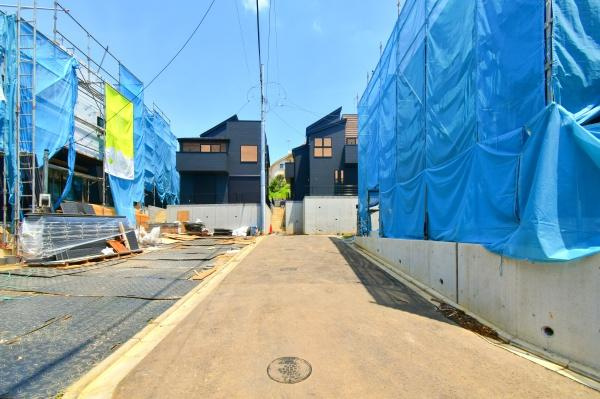 横浜市保土ケ谷区上菅田町の新築一戸建の前面道路含む現地写真|車通りが少ない為、小さなお子様にも安心です。
是非一度、現地へ起こしください。

