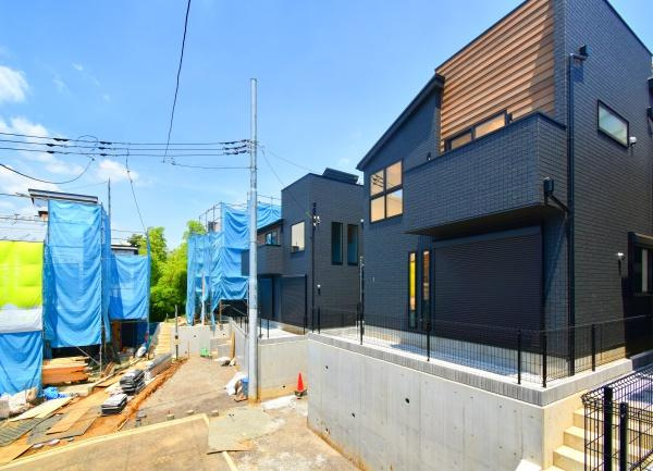 横浜市保土ケ谷区上菅田町の新築一戸建の前面道路含む現地写真|落ち着いた街並みになります。
是非一度、現地へお越しください。 
ご自宅までの送迎もいたします