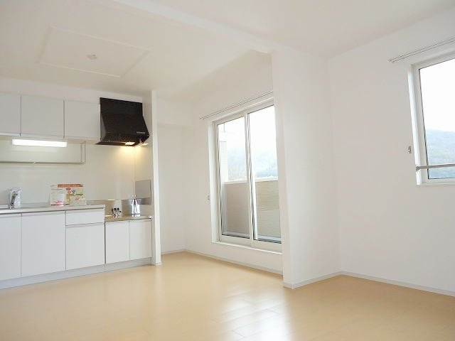 プリムローズ向原　Ａの居間・リビング|ゆったりとした居間です