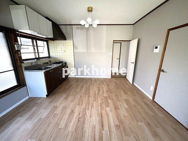 神田の一戸建ての居間・リビング|こちらの居間で趣味の時間をお楽しみください