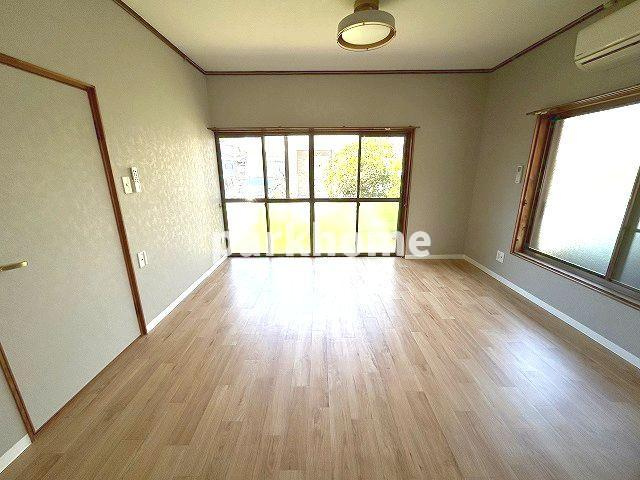 神田の一戸建ての居間・リビング|こちらの居間で趣味の時間をお楽しみください