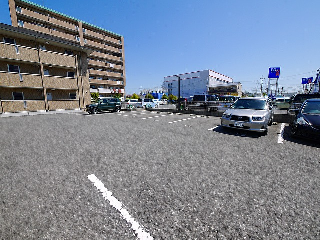 ブルームフォレストの駐車場|車をお持ちの方に嬉しい駐車場付きの物件です