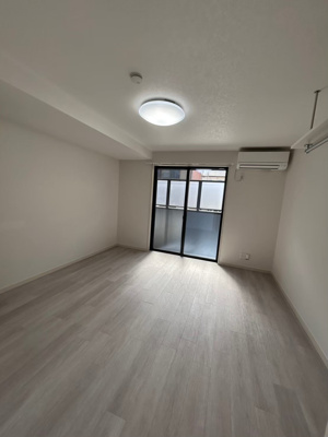 【居間・リビング】 | フラッティ金閣寺南 | 白を基調とした広々お部屋。