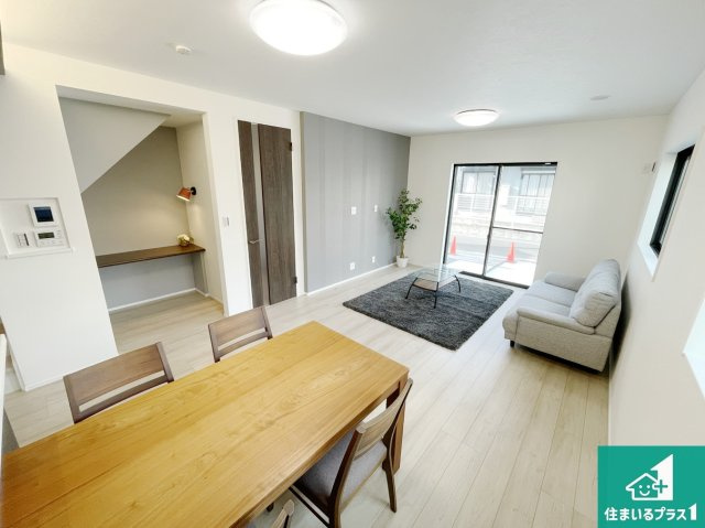 泉佐野市葵町　未入居の居間・リビング|日当たり良好の明るいリビングで朝の目覚めもスッキリできそう！対面キッチンでご家族のコミュニケーションも自然と増える設計！小さなお子様が遊ぶスペースを作っても広々とくつろげるLDK！