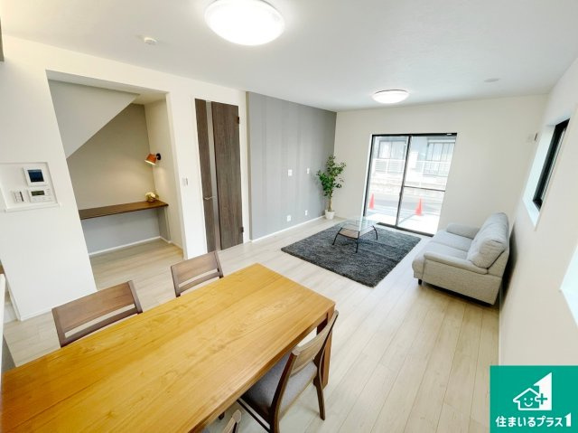 泉佐野市葵町　未入居の居間・リビング|シンプルなリビングは、ソファーを置いたり、観葉植物を置いたり、家具の配置やインテリアで住む人のこだわりを活かすゆとりある空間にしてください♪全室複層ガラスの快適リビング