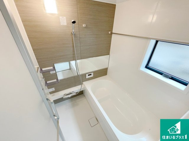 泉佐野市葵町　未入居の浴室|ゆったりと足を伸ばせる浴室は一日の疲れを癒してくれる大切な空間です。小窓も付いており換気も行えます。浴室乾燥機も設置しているので、雨の日の洗濯物も安心です♪