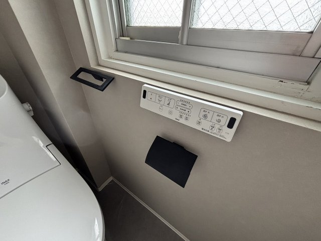 【設備】 | 大橋マンション | ウォシュレット付き高機能トイレは、窓付きで解放感あるプライベート空間です♪