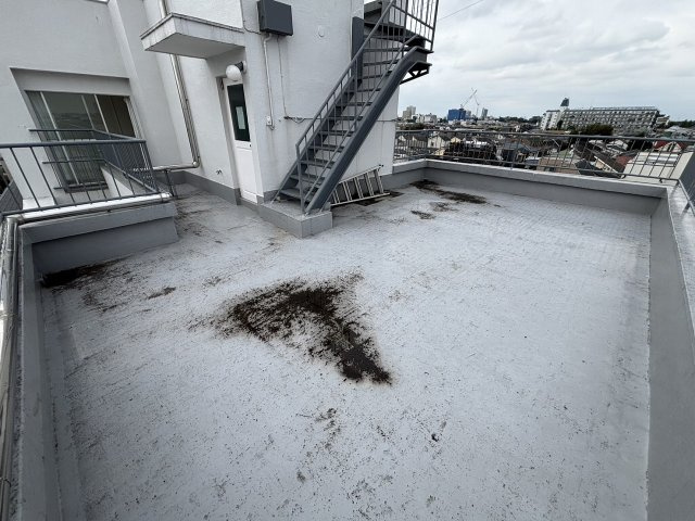 【バルコニー】 | 大橋マンション | 共用バルコニーへは直通で出入りが可能です。使用用途は様々！！あるとうれしい設備ですね♪