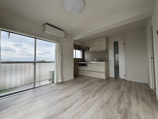 【居間・リビング】 | 大橋マンション | 2面彩光のダイニングキッチンは、暖かい陽光に恵まれた家族の集まる憩いの空間に最適です♪