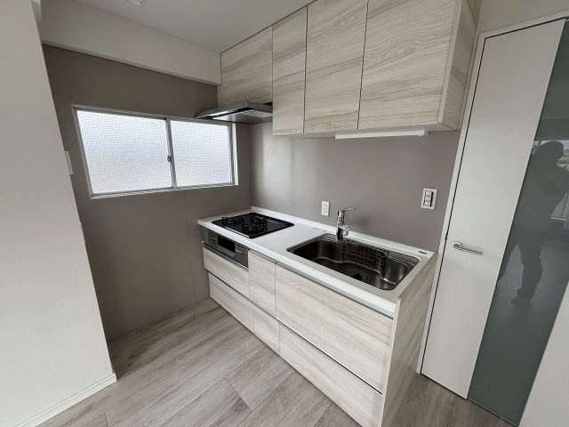 【キッチン】 | 大橋マンション | 三口コンロ搭載のキッチンは、上部には戸棚を設置していますので生活用品の収納にも便利で使いやすいキッチンです。
