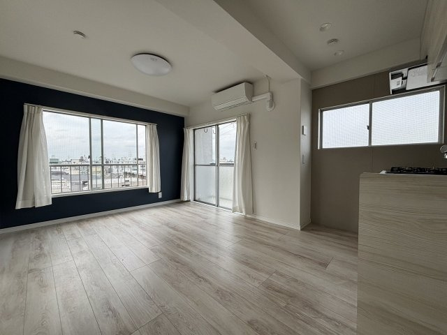 【居間・リビング】 | 大橋マンション | 3方向角部屋の特徴はやはり日当たりと明るさです♪是非ともご内覧頂きご自身でご体感下さい。