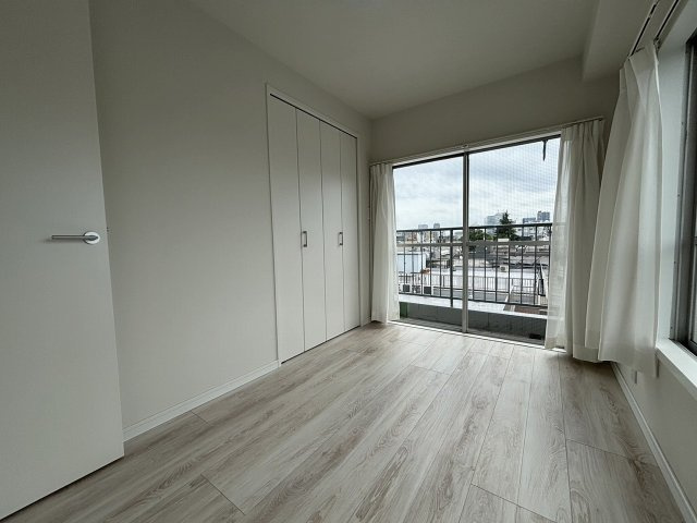 【洋室】 | 大橋マンション | 洋室4.1帖は、2面彩光の明るさに加えて収納もしっかり完備♪