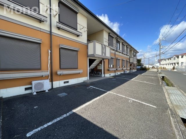 フレグランス高松の駐車場