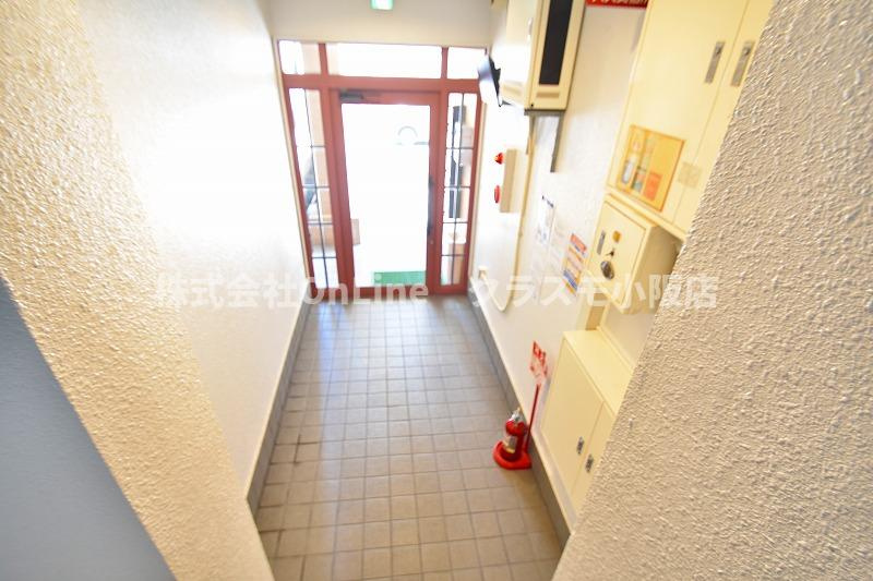 東大阪市長堂１丁目の賃貸マンションのエントランス