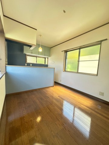 茨木市宿久庄5丁目戸建の居間・リビング